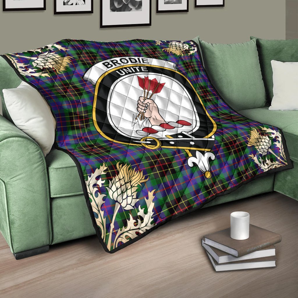 Brodie Hunting Modern Tartan Crest Premium Quilt - Gold Thistle Style