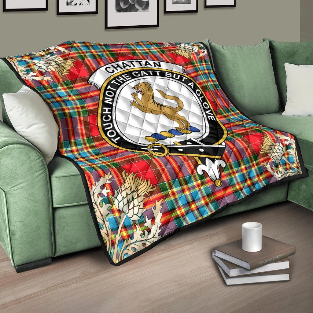 Chattan Tartan Crest Premium Quilt - Gold Thistle Style