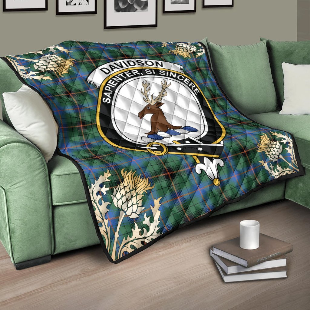 Davidson Ancient Tartan Crest Premium Quilt - Gold Thistle Style