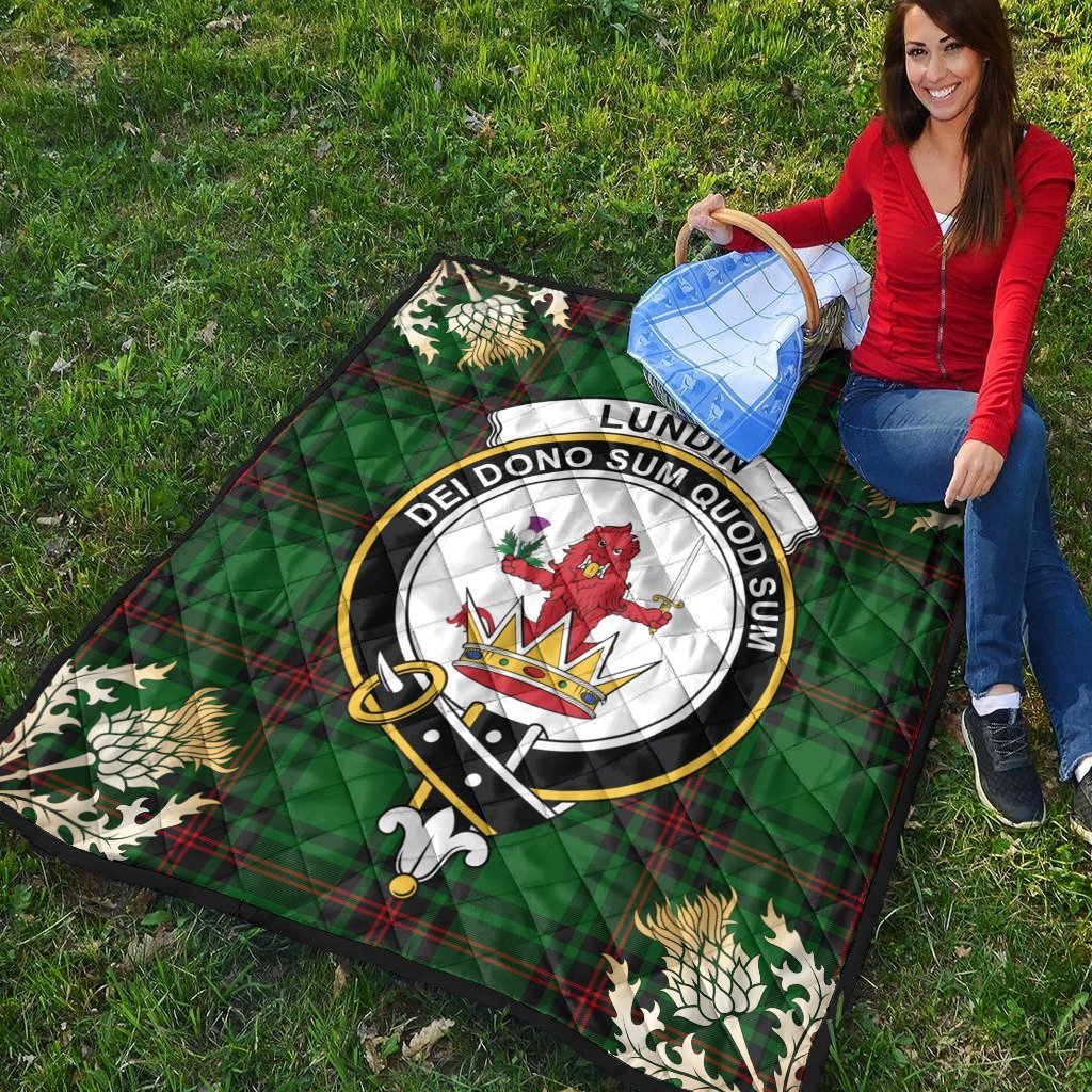 Lundin Tartan Crest Premium Quilt - Gold Thistle Style