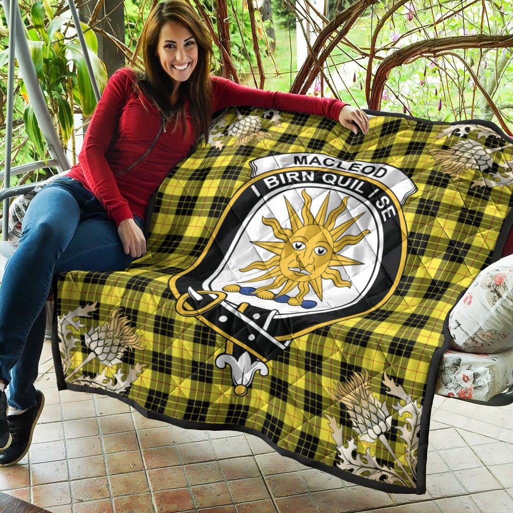 MacLeod of Lewis Modern Tartan Crest Premium Quilt - Gold Thistle Style