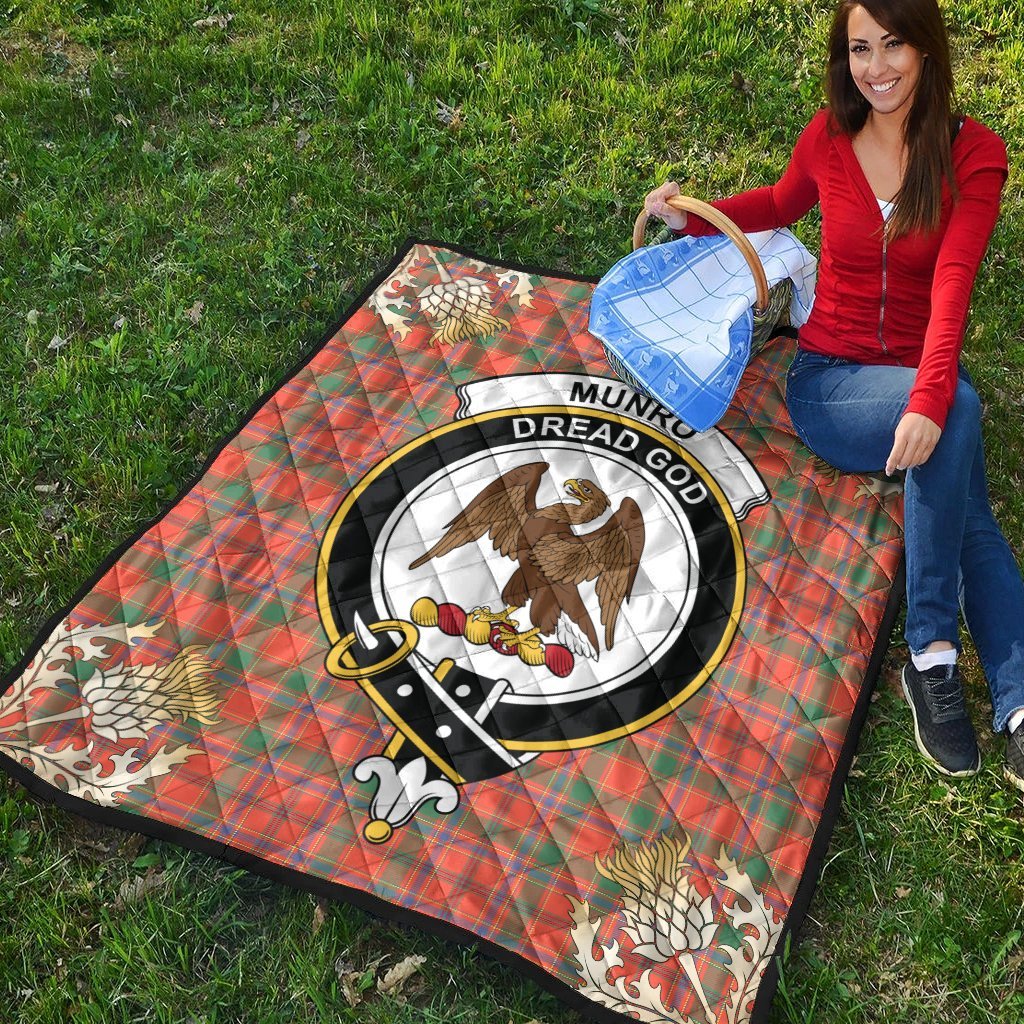 Munro Ancient Tartan Crest Premium Quilt - Gold Thistle Style